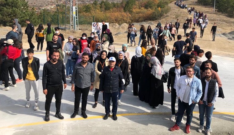 Ak gençlikten doğa yürüyüşü