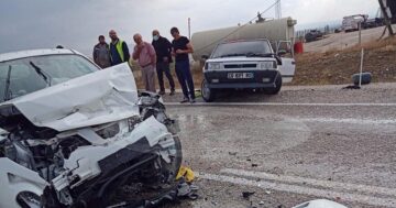 Kaygan yolda iki otomobil çarpıştı