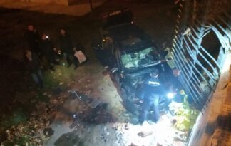 Araç üniversite bahçesine düştü!