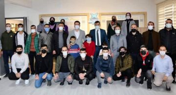 Vali Çiftçi gençlerle buluştu