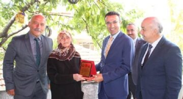 Hayırsever bağışçılara plaket