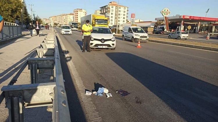 Karşıya geçerken araba çarptı