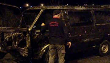 Minibüs yanarak küle döndü