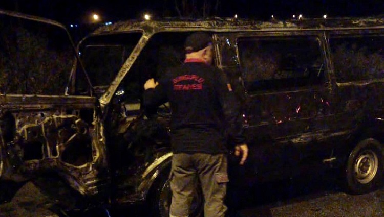Minibüs yanarak küle döndü