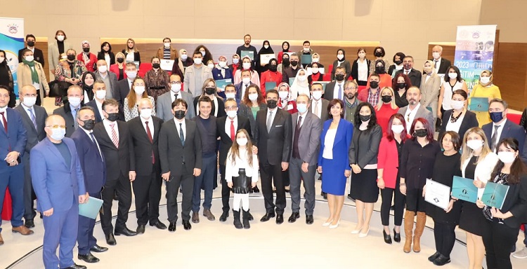 Öğretmenlere ödülleri törenle verildi