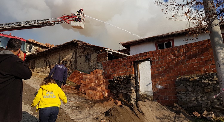 Çatıda çıkan yangın korkuttu!