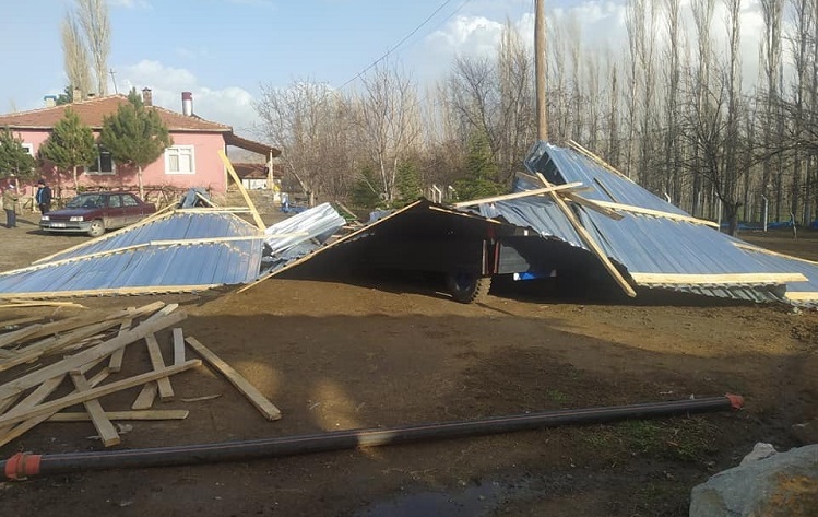 Çatıları uçurup ağaçları devirdi!