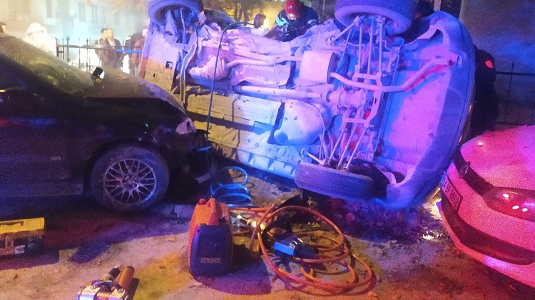 Savrulan otomobil böyle durabildi!