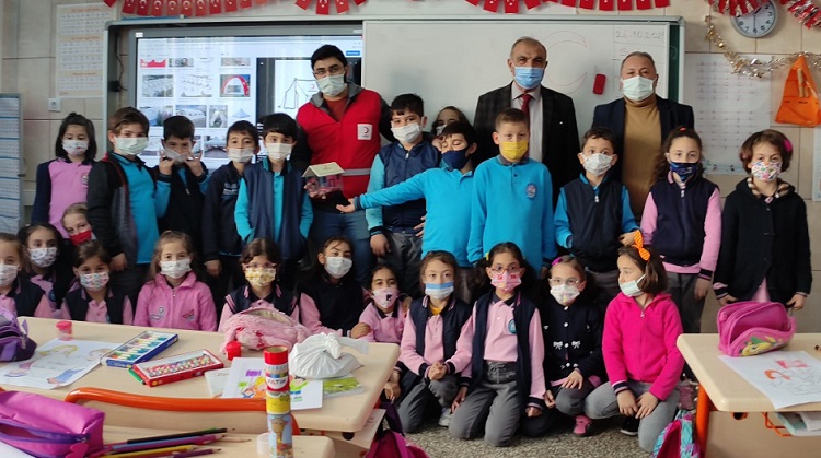 Miniklerden Kızılay’a anlamlı bağış