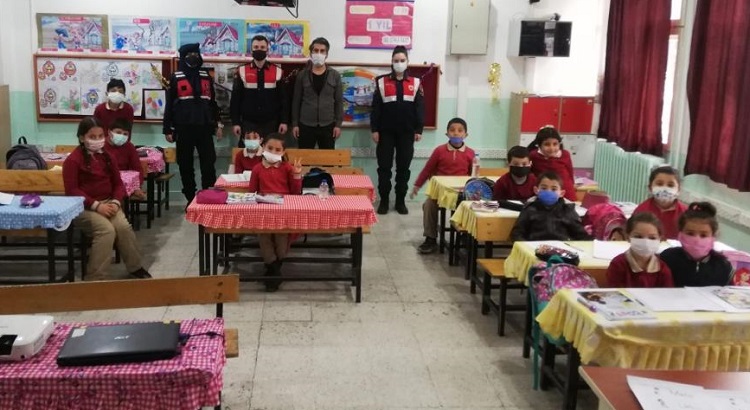 Jandarma öğrencileri bilgilendirdi