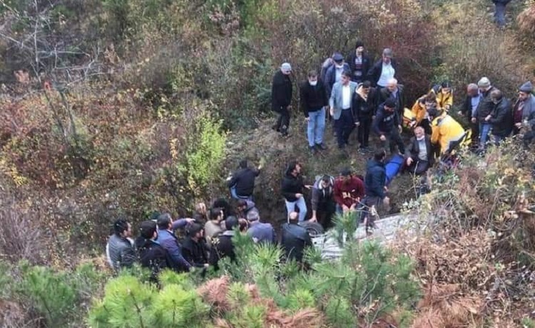 Kaygan yolda şarampole uçtu