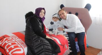 İlçede sünnet olan çocuklara hediye