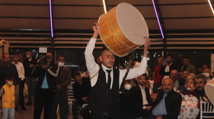 Davulcu damat düğünde coştu!