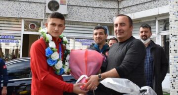 Şampiyon güreşçiye coşkulu karşılama