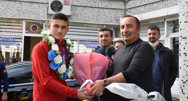 Şampiyon güreşçiye coşkulu karşılama