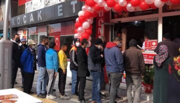 Bedava döner ekmek kuyruğu!