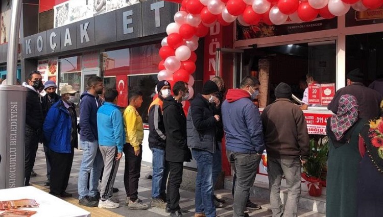 Bedava döner ekmek kuyruğu!