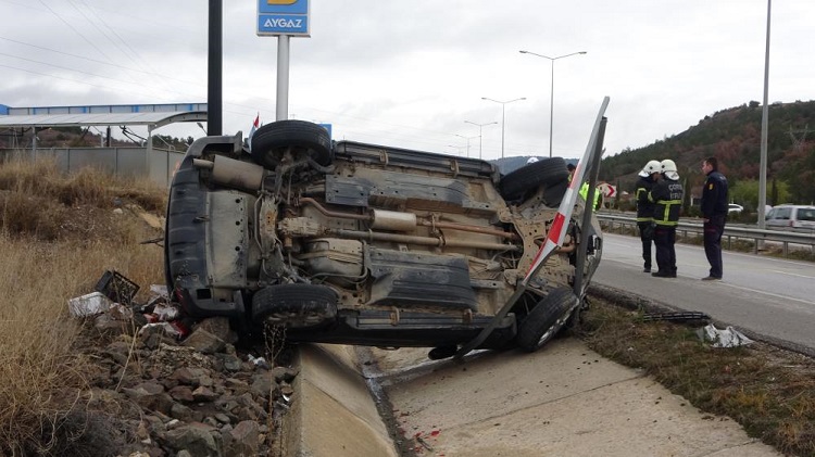 Trafik levhasına çarparak devrildi
