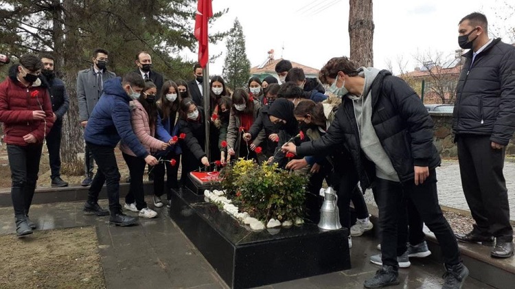 Şehit öğretmen mezarı başında anıldı