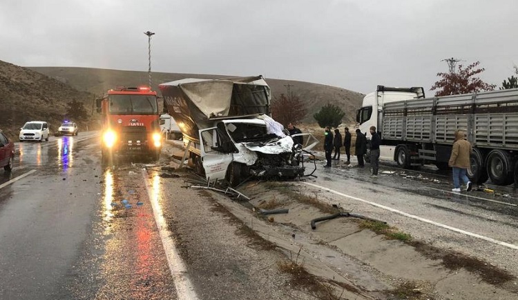 Kamyon ve kamyonet çarpıştı