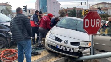 Kaza sonrası otomobilde sıkıştı!