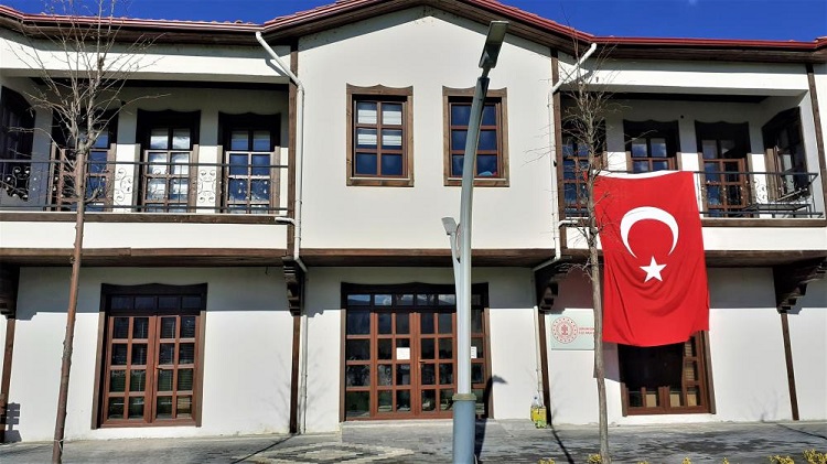 Halk kütüphanesi yeni yerine taşındı