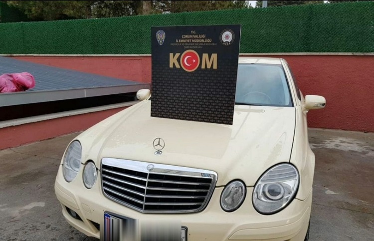 Kaçak arabadan çıkanlar şaşırttı!