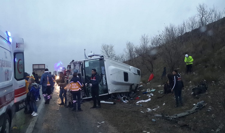 Tur otobüsü devrildi: 28 yaralı
