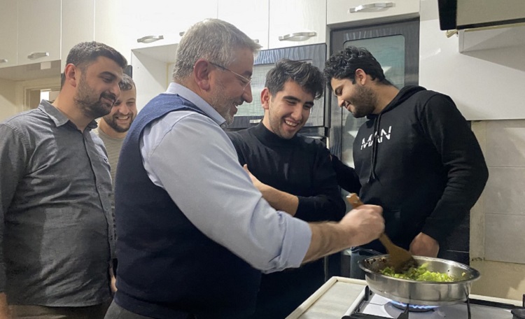 Başkan öğrencilere menemen yaptı