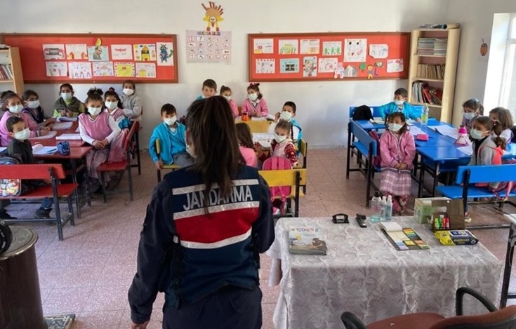 Jandarma öğrencileri bilgilendirdi