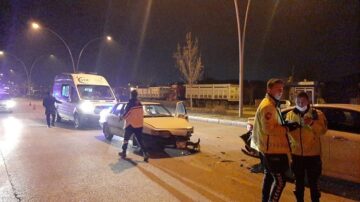 Işıkta bekleyen araçlara çarptı!