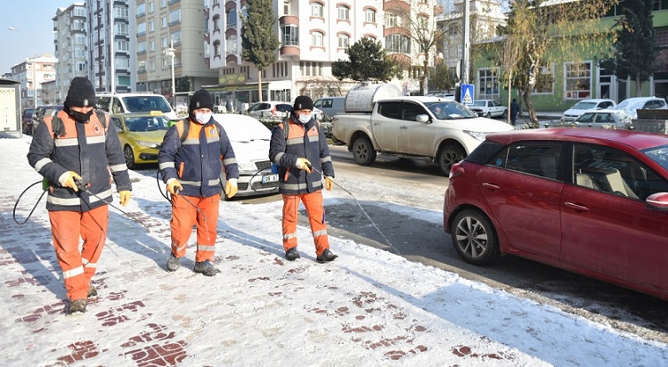 Buz çözücü ekip görev başında