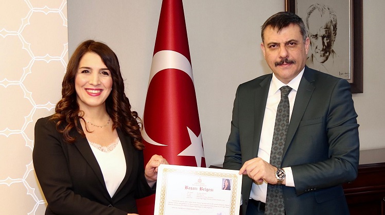 Keziban öğretmene başarı belgesi