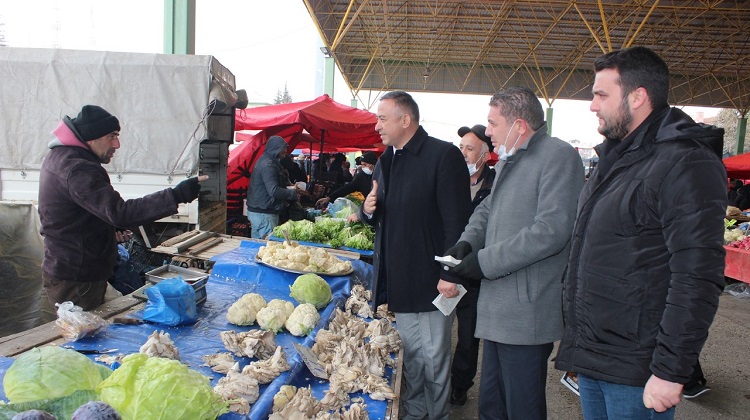 Dert dinleyip broşür dağıttılar