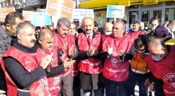 Memurlar PTT önünde eylem yaptı
