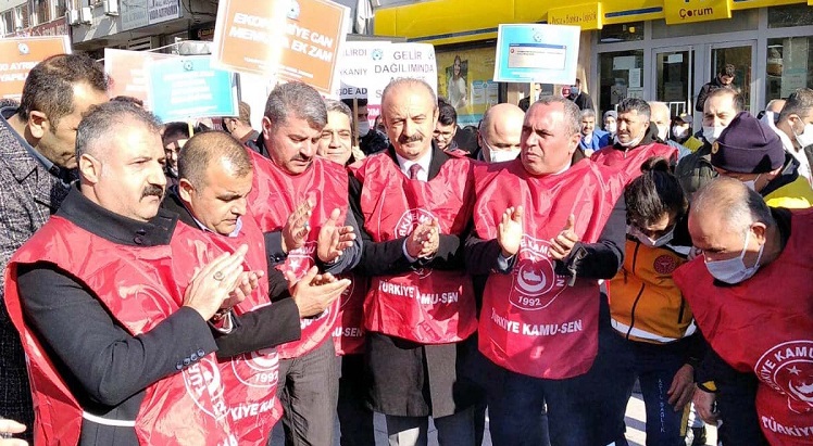 Memurlar PTT önünde eylem yaptı