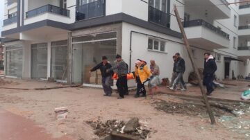 Kırılan cam bir genci yaraladı!