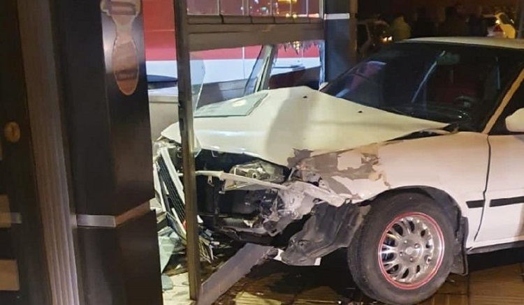 Kazada otomobil fırına girdi