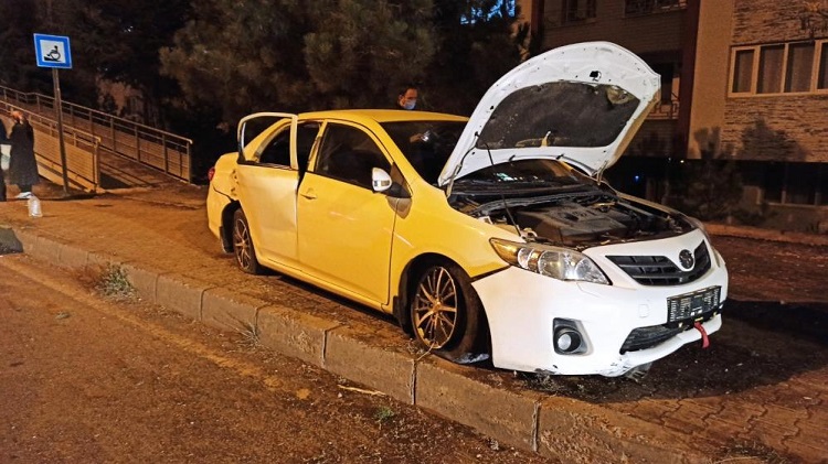 Otomobil kaldırıma böyle çıktı