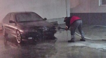 Park halindeki otomobil yandı