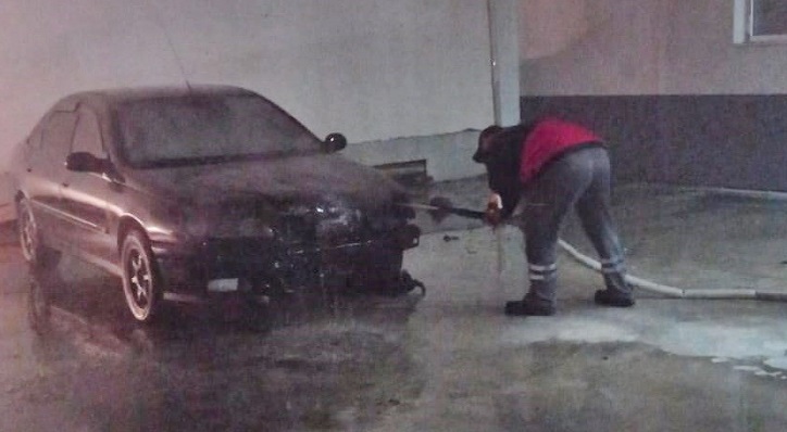 Park halindeki otomobil yandı