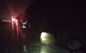 Yola düşen kayalara çarptı!