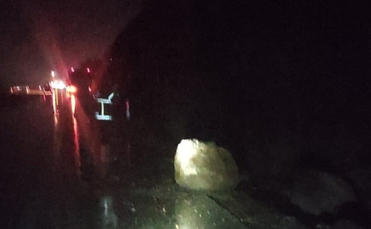 Yola düşen kayalara çarptı!