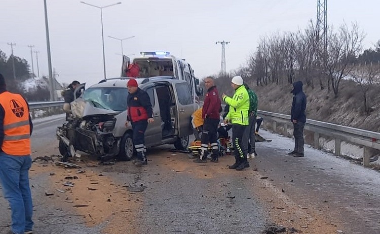 Otomobil traktöre arkadan çarptı