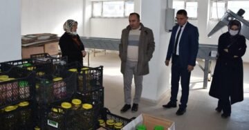 Turşu atölyesinde incelemede bulundu
