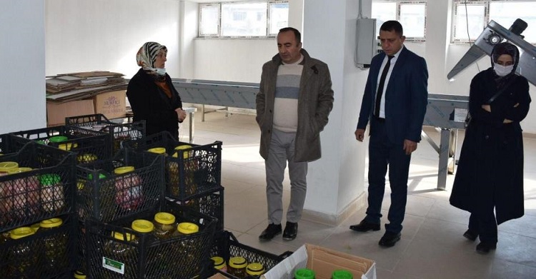 Turşu atölyesinde incelemede bulundu