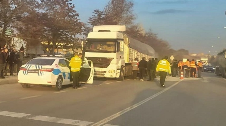 Tırın lastiği bomba gibi patladı
