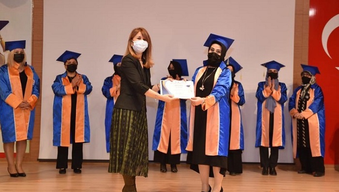 Anneler törenle diplomalarını aldılar