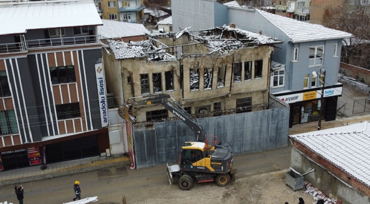Tehlikeli yapıyı Belediye yıktı!
