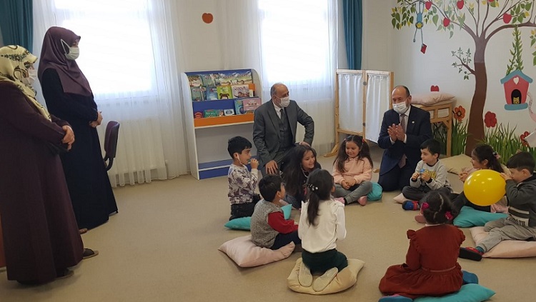 Minik öğrencilerle oyunlar oynadılar